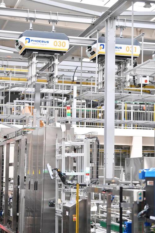 蒙牛宁夏工厂智能化生产线在生产奶产品(5月28日摄).